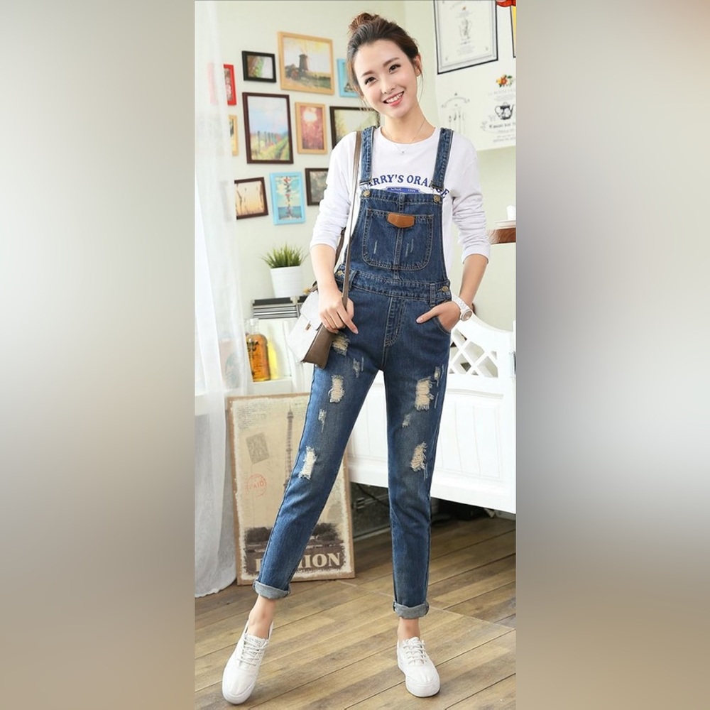 NWT Adjustable strap ripped denim overalls. Size Medium